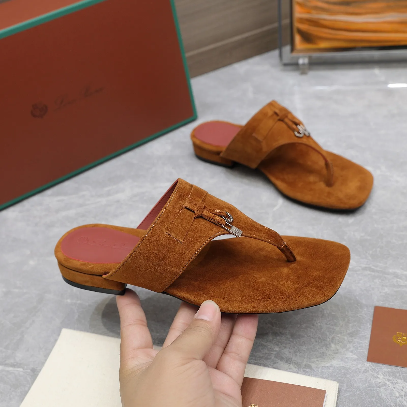 👟👟Ex-factory price 560👟👟 Purchasing-grade [Loro Piana] LP Mindil series T-strap thong sandals ✔️Top quality ✔️Soft sheep leather forms a tailor-made band that meets at the top of the upper and is fixed by a strong elastic ankle design. One is adorned with a discreet horn padlock, the other a gold circle badge. With its simple construction and sophisticated feel, these sandals are ideal for summer. ✔️Material: imported sheepskin fabric, sheepskin lining and feet ✔️Imported genuine leather outsole ✔️Code number: 35-42 (35/41/42 custom-made, non-refundable)